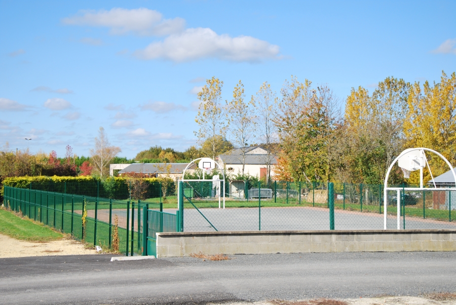 terrain-multisports vernantes